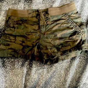 Ana Camoflage Shorts Size 4